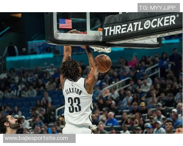 克拉克斯顿半场表现亮眼8投5中贡献12分9篮板4助攻正负值高达20 克拉克斯顿半场表现亮眼8投5中贡献12分9篮板4助攻正负值高达20