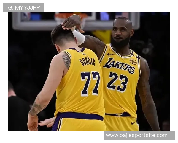 八村塁绝杀瞬间詹姆斯与湖人队员热烈庆祝场面温馨感人 八村塁绝杀瞬间詹姆斯与湖人队员热烈庆祝场面温馨感人