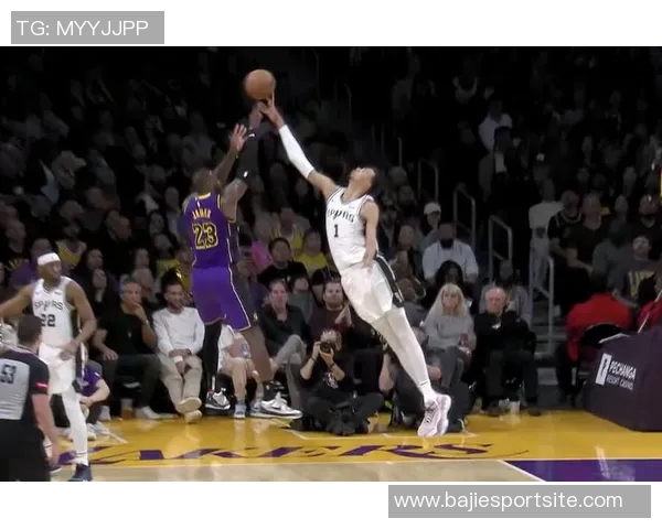 文班亚马篮下强势封盖卡明斯基震撼全场引发热议